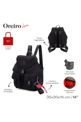 Mochila negra de Las Oreiro con solapa superior, cierre de cordón y hebillas plásticas. Cuenta con dos bolsillos frontales con solapa y hebillas, y un llavero colgante con forma de labios rojos. Las correas son ajustables y tienen el logo de la marca.