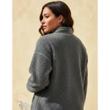 Campera de corderito color blanco, con cuello alto, cierre frontal completo y un bolsillo en el pecho con cierre.