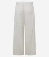 Pantalón de playa blanco con bordado calado tipo laise, cintura elastizada con cordón ajustable y corte recto.