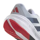 Championes Adidas Questar 3 Running, color blanco con detalles en gris y rojo. Capellada de malla transpirable, mediasuela Bounce y plantilla Cloudfoam Plus.