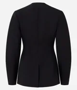 Blazer sastre Blue Steel de color negro, confeccionado en poliéster con elastano y forro de poliéster. Presenta un diseño estructurado con escote en V pronunciado, cierre frontal de un botón y bolsillos con solapa en los laterales. Las mangas largas tienen volumen tipo cocoon.
