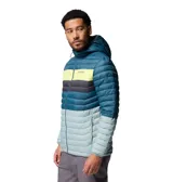Campera puffer con capucha, diseño color block en tonos azul, gris y amarillo. Cuenta con cierre frontal completo, bolsillos laterales y logo de la marca estampado en el pecho.