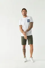 Bermuda tipo chino color verde oliva, con corte clásico, bolsillos laterales y traseros, cierre frontal y pasacintos.