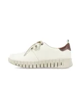 Sneakers de cuero off-white con detalles en marrón en el talón, cordones en tono tostado y suela dentada de goma en color beige.
