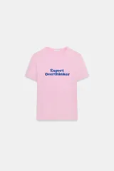 Remera rosa de manga corta y cuello redondo, con el texto "Expert Overthinker" estampado en azul en el centro del pecho.