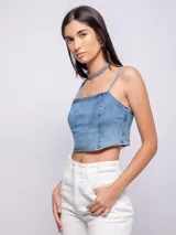 Top de jean celeste sin mangas, con breteles finos y corte ajustado.