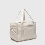 Bolso deportivo de diseño acolchado en color menta, con compartimento lateral independiente para calzado, cierre frontal y correas de mano con logo estampado. Incluye correa ajustable para el hombro.