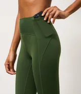 Legging deportiva de tiro alto confeccionada en microfibra, con diseño ajustado al cuerpo y costuras reforzadas en los laterales. Ofrece gran elasticidad y sujeción para actividades físicas.