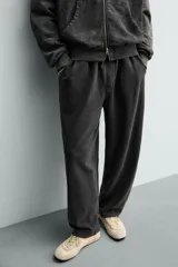 Pantalón jogger balloon fit de hombre, color negro con efecto lavado, confeccionado en algodón con interior afelpado. Cuenta con cintura elástica, bolsillos laterales y detalle de bolsillos traseros.