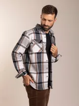 Camisa a cuadros blanca, negra y marrón, de corte regular y manga larga.