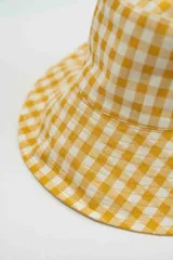 Gorro tipo bucket con estampado de cuadros vichy en tonos verde y beige.