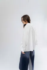 Camisa oversize celeste de algodón, con cuello camisero clásico y cierre frontal de botones.