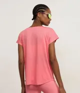 Remera de manga corta Get Over, confeccionada en microfibra con textura de micro-cuadros y escote redondo. Presenta un diseño versátil y ligero, ideal para actividades deportivas o uso casual.