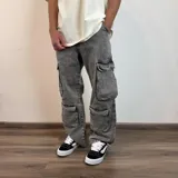 Pantalón de jean estilo cargo con corte baggy, color azul lavado. Presenta cuatro bolsillos laterales de gran tamaño con solapa y cierre de botones, diseño de pierna ancha y tiro medio.