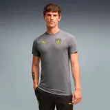 Remera deportiva Puma Evostripe del Club Atlético Peñarol para hombre, color gris con detalles en amarillo, con logo de Puma y escudo del club en el pecho.