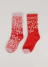 Pack de dos pares de medias de media caña, uno rosa con estampado de corazones y otro rojo con estampado de corazones y texto 'WILD'.