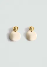 Par de aros pequeños con diseño circular color crema y aplique metálico dorado.