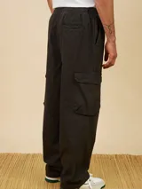 Pantalón cargo negro de corte holgado, confeccionado en algodón.