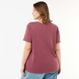 Camiseta básica de manga corta y cuello en V color rosa, de corte recto y ajuste cómodo.
