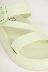 Sandalias de plataforma baja color verde claro, con tiras anchas cruzadas en el empeine y suela de goma moldeada.