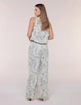Pantalón palazzo de tiro alto y corte amplio, marca Allie Rose, con estampado botánico de hojas verdes sobre fondo blanco. Presenta cintura elastizada fruncida con cordón de ajuste y bolsillos laterales.