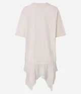 Remera oversized de algodón color beige, de manga corta y cuello redondo, con superposición inferior liviana, bajo asimétrico y aplicación de encaje.