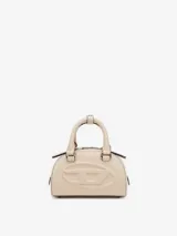 Mini bandolera tipo 'dome' (domo) de cuero vacuno, color rosa pálido, con el logo Oval D en relieve en el frente. Posee manijas superiores y una correa ajustable para llevar cruzada.