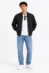 Campera bomber manga larga de algodón color negro, con cierre frontal y puños y cuello elásticos.