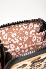 Billetera con cierre de cremallera y estampado animal print de leopardo.