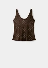 Top sin mangas de tirantes anchos, color marrón con acabado brillante y apliques de tachas metalizadas distribuidas por toda la prenda.