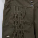 Pantalón verde militar tornasolado de algodón brillante, corte a la cintura y piernas rectas con textura de tableado central.