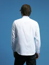 Camisa de manga larga con cuello button-down, bolsillo frontal y botones de madera.