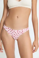 Bombacha tipo vedetina de color rosado con estampado de corazones rojos pequeños. Confeccionada en poliamida y elastano con forro de algodón.