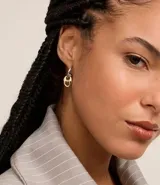 Set de aros con diferentes diseños: aros tipo argolla con forma de gancho, aros tipo argolla lisa, aros tipo argolla con bolita y aros con doble argolla.