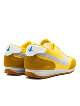Championes deportivos Santa Barbara modelo Flair, en color amarillo con detalles en mostaza, plateado y blanco. Cuentan con cordones blancos, suela blanca y base de goma marrón.