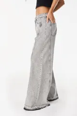 Jean wide leg de tiro alto en color gris con efecto acid wash, bolsillos funcionales, costuras marcadas y ruedo desflecado.