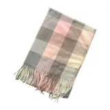 Bufanda rectangular de tejido afelpado con diseño de cuadros en tonos rosado, gris y beige. Presenta terminaciones con flecos en los extremos.