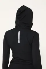 Buzo negro deportivo con capucha, cierre frontal a mitad del torso y bolsillos laterales.