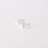 Aros tipo argolla pequeña de plata 925, con diseño moderno y una circonia incrustada en la parte superior.