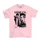 Remera de algodón color rosado con estampa frontal en tonos negros y rosados que hace referencia a la película Fight Club, incluyendo los personajes principales y el logo de Paper Street Soap Co.
