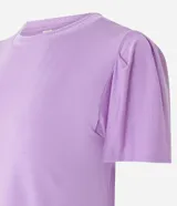 Blusa Marfinno de viscosa color lila, con cuello redondo acabado en rib y mangas cortas con pliegues fruncidos en las sisas.