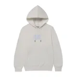 Buzo con capucha de Caterpillar, color blanco gardenia, con bolsillo tipo canguro y logo de la marca bordado en el pecho. Presenta puños y ruedo de punto elástico.
