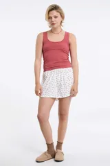 Musculosa rib color gris melange, con escote redondo y costura decorativa bajo el busto.