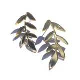 Par de aros colgantes con forma de rama con hojas espejadas color dorado.