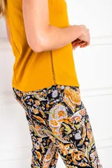 Musculosa color mostaza de algodón peinado con calce al cuerpo.