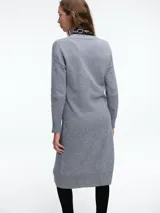 Cardigan largo de Absolut Cashmere con cierre frontal de botones, bolsillos laterales y mangas largas. Presenta un diseño de silueta relajada y tejido suave.