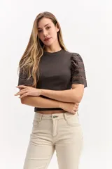 Remera color tostado con cuerpo acanalado y mangas cortas abullonadas con bordados calados.