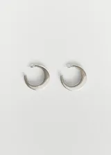 Par de aros plateados con forma de medio aro grueso.