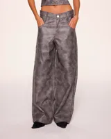 Pantalón de cuero sintético color gris con efecto desgastado, corte wide leg y tiro alto.
