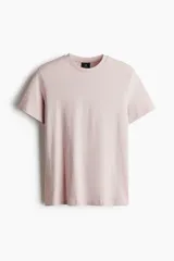 Remera de algodón liviano color rosado, con cuello redondo y mangas cortas de corte estándar.